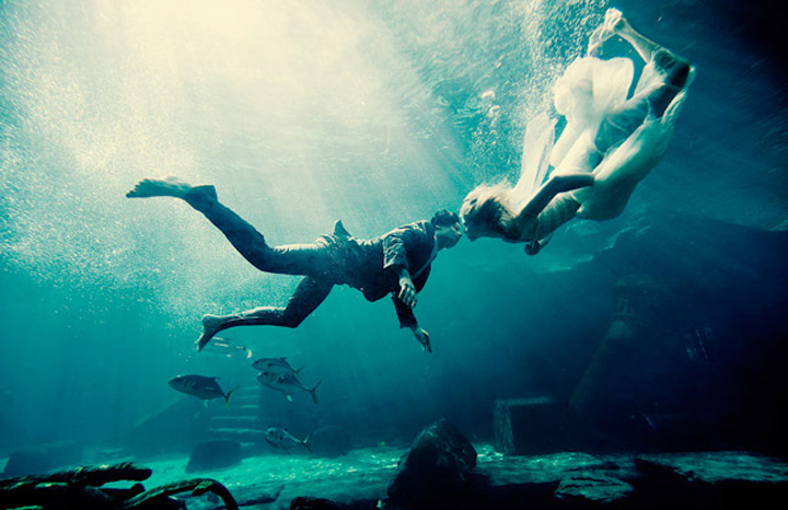 gorgeous-underwater-wedding-photo-maloman-photographers